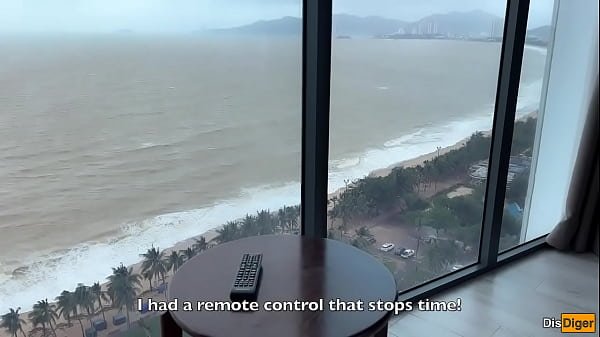 Schüchterne brünette Dienstmagd bekommt Sperma in rasierte Muschi: Amateur Paar, German Latex Porn